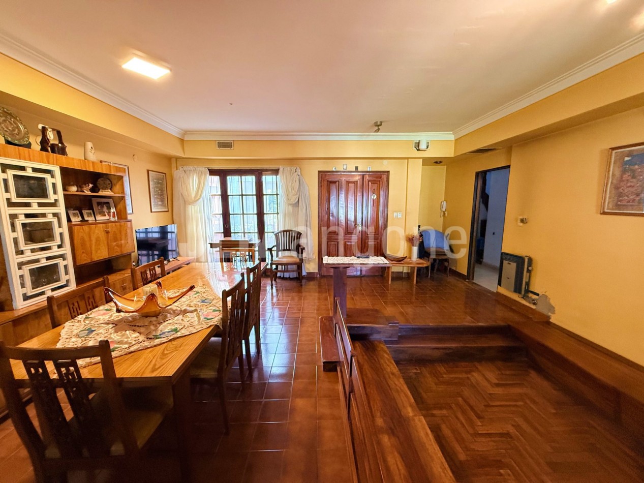 Casa amb 5 con cocheras, parque, piscina, quincho y depto 2 amb