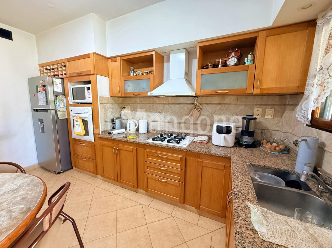 Casa amb 5 con cocheras, parque, piscina, quincho y depto 2 amb
