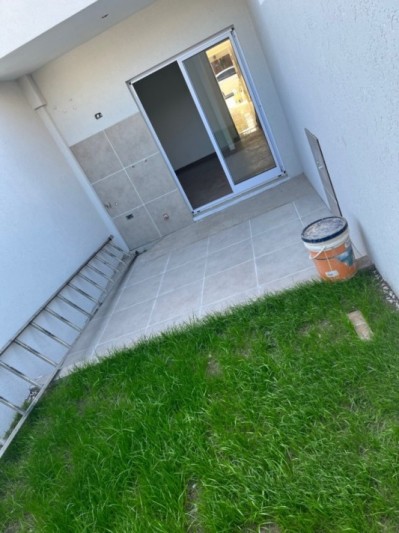 Departamentos 2 ambientes con cochera y patio