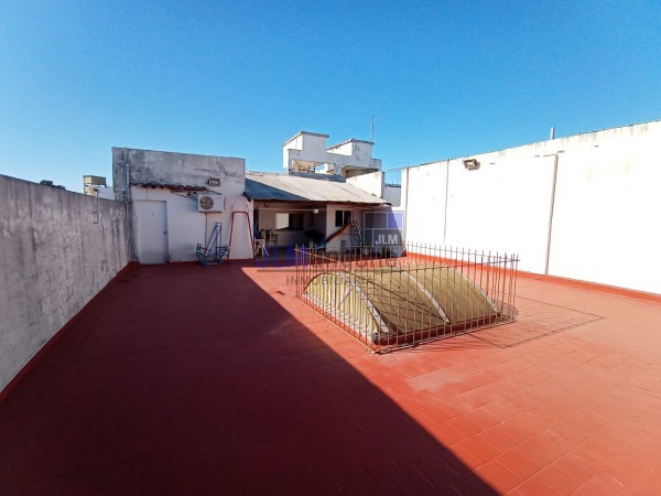 Galpon 500 m2 + 2 Deptos 4 ambientes