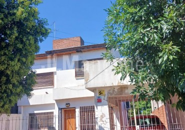 Casa 4 ambientes con cochera y parque