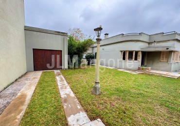 Chalet 7 ambientes con parque, piscina y cocheras