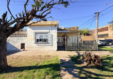 Casa 3 ambientes con cochera y parque