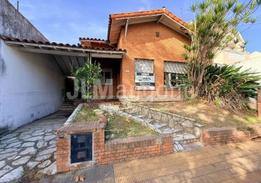 Casa 3 ambientes con cochera y parque (A refaccionar)
