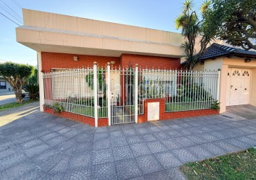 Casa 4 ambientes con cochera, patio y terraza